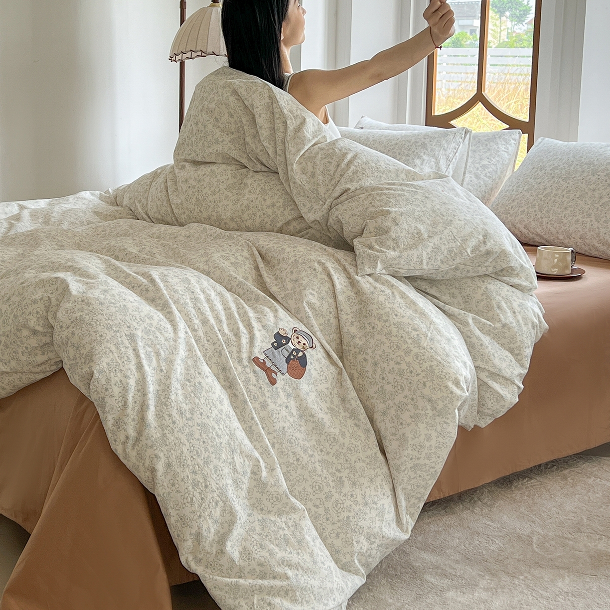 91家纺网 家纺一手货源 找家纺 欣晴家纺 2026新款软糯云朵棉水洗棉刺绣三件套四件套嘟嘟小熊系列（风格1） 清风