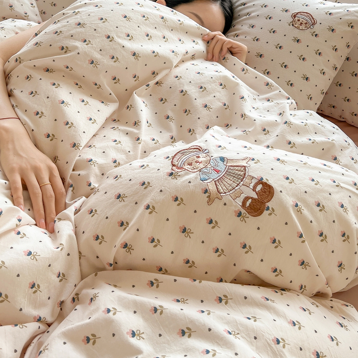 91家纺网 家纺一手货源 找家纺 欣晴家纺 2026新款软糯云朵棉水洗棉刺绣三件套四件套嘟嘟小熊系列（风格1） 晴语