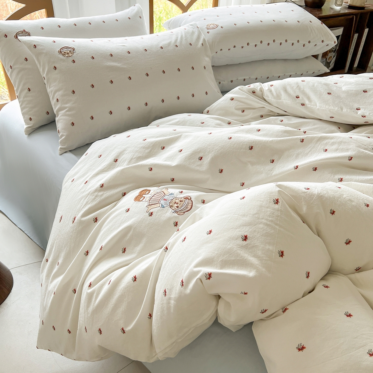 91家纺网 家纺一手货源 找家纺 欣晴家纺 2026新款软糯云朵棉水洗棉刺绣三件套四件套嘟嘟小熊系列（风格1） 流萤