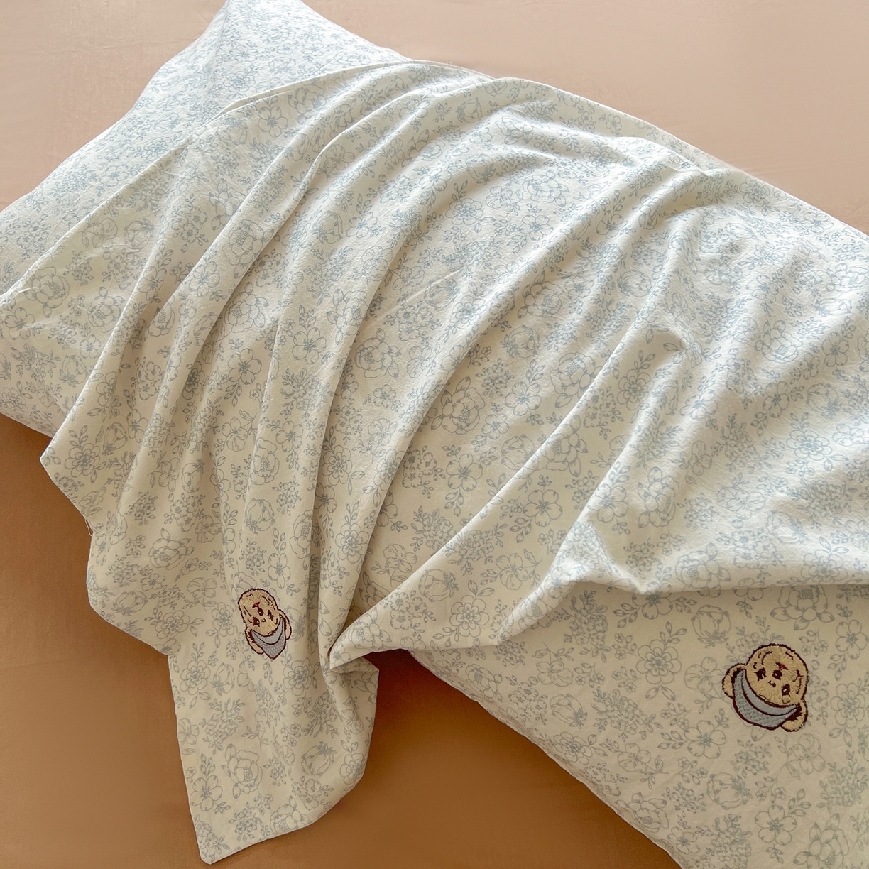 91家纺网 家纺一手货源 找家纺 欣晴家纺 2026新款软糯云朵棉水洗棉刺绣三件套四件套嘟嘟小熊系列（风格1） 清风