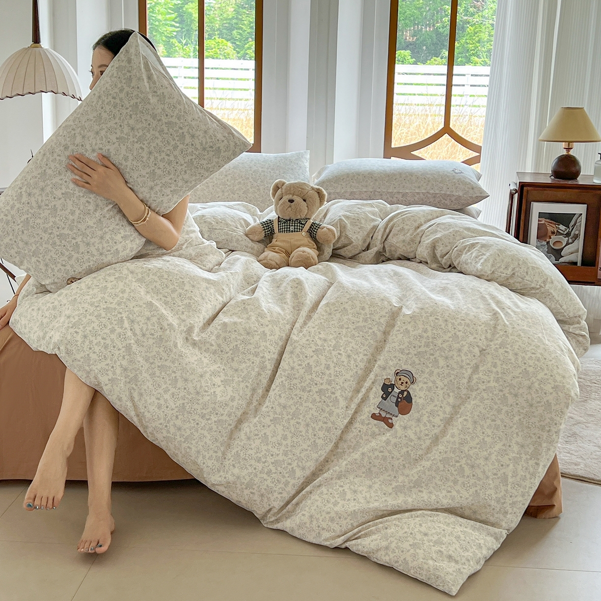 91家纺网 家纺一手货源 找家纺 欣晴家纺 2026新款软糯云朵棉水洗棉刺绣三件套四件套嘟嘟小熊系列（风格1） 清风