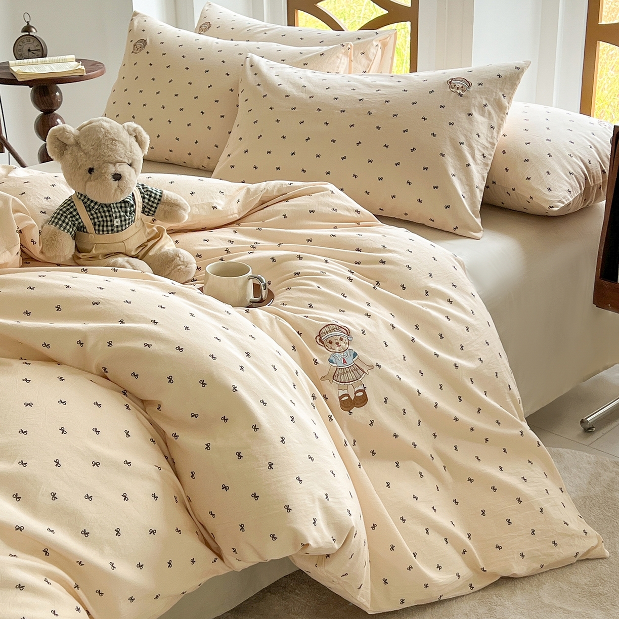 欣晴家纺 2026新款软糯云朵棉水洗棉刺绣三件套四件套嘟嘟小熊系列（风格1） 邂逅