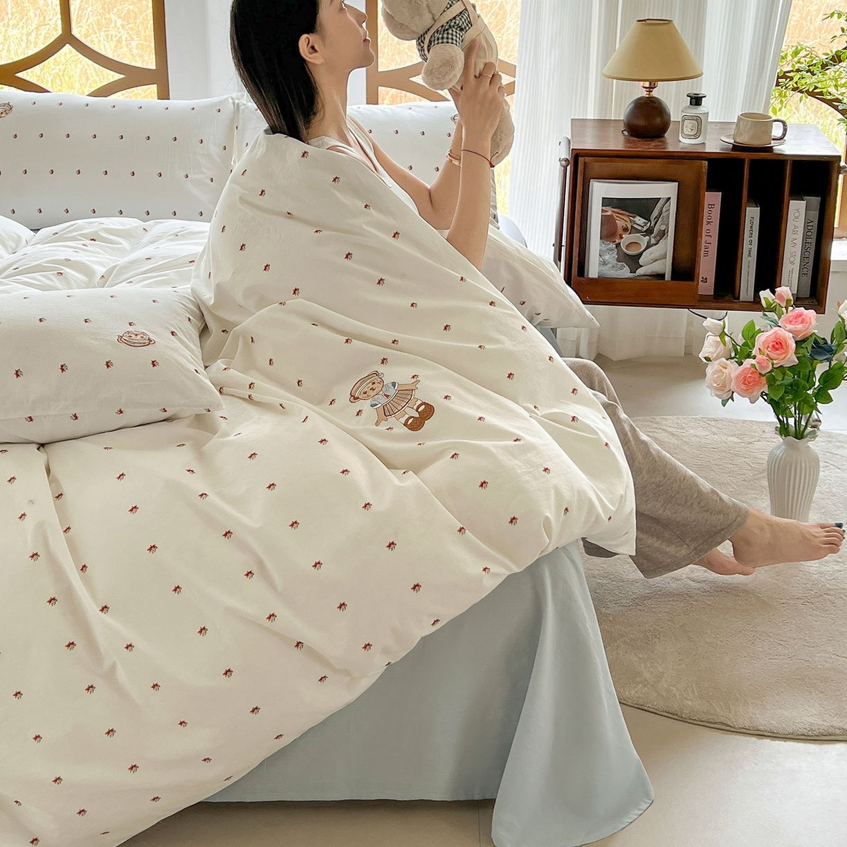 91家纺网 家纺一手货源 找家纺 欣晴家纺 2026新款软糯云朵棉水洗棉刺绣三件套四件套嘟嘟小熊系列（风格1） 流萤