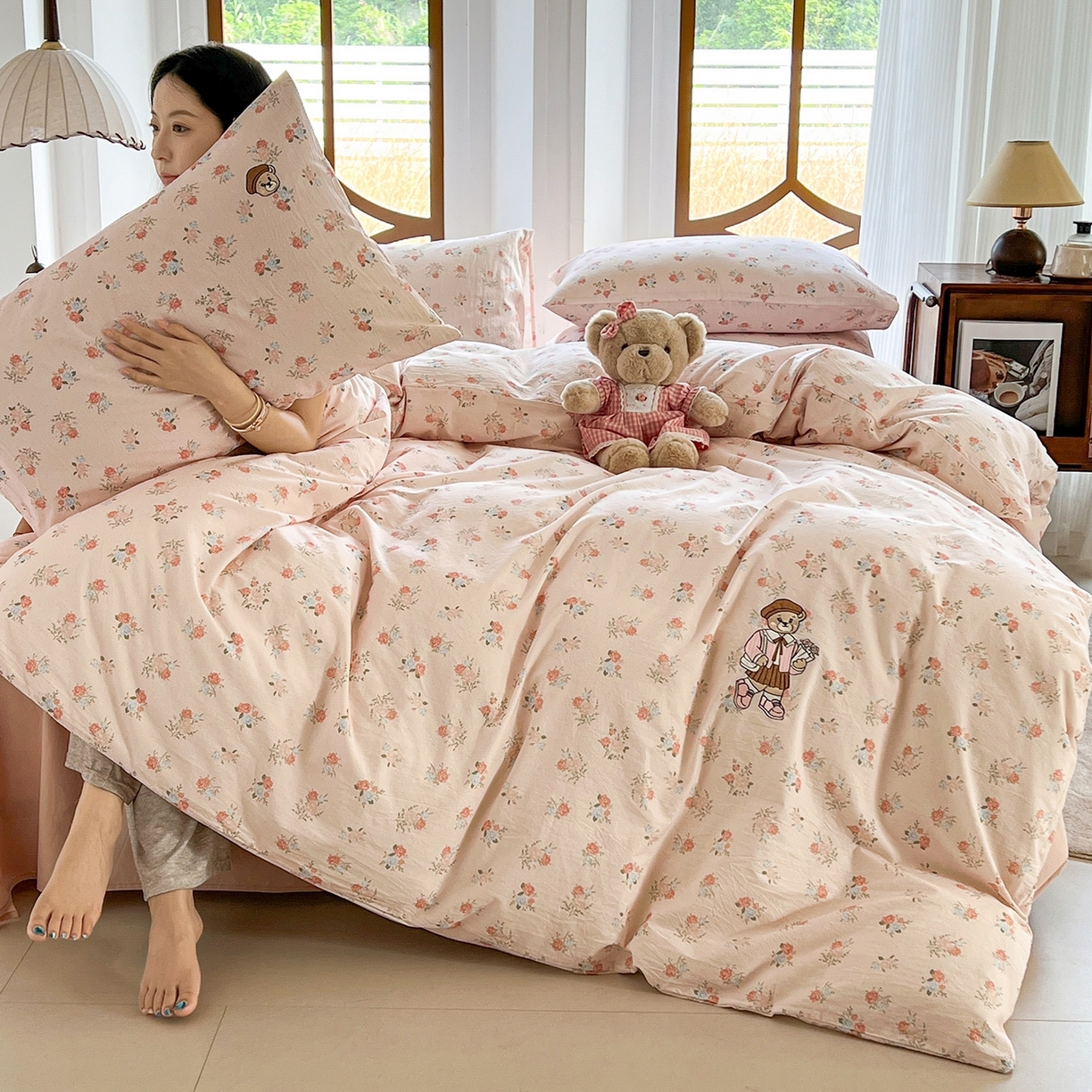 91家纺网 家纺一手货源 找家纺 欣晴家纺 2026新款软糯云朵棉水洗棉刺绣三件套四件套嘟嘟小熊系列（风格1） 花影