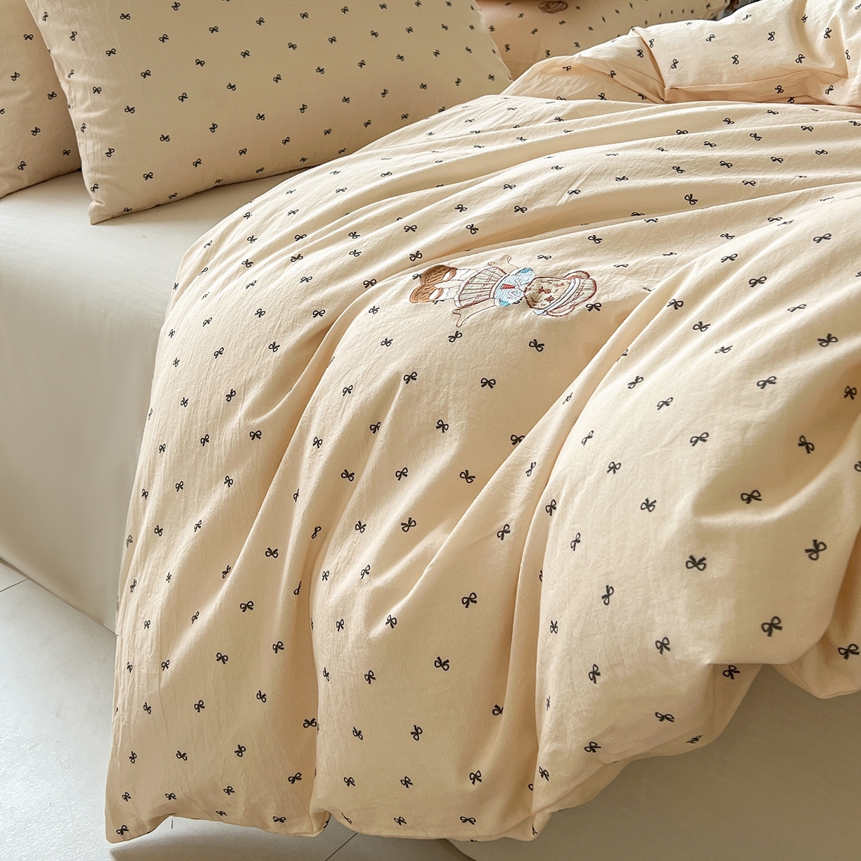 91家纺网 家纺一手货源 找家纺 欣晴家纺 2026新款软糯云朵棉水洗棉刺绣三件套四件套嘟嘟小熊系列（风格1） 邂逅