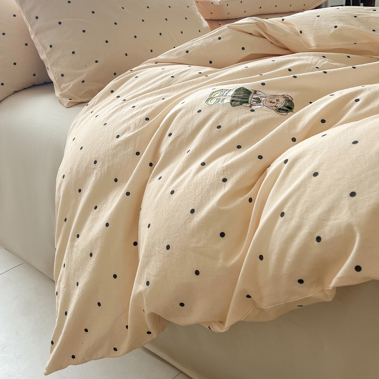 91家纺网 家纺一手货源 找家纺 欣晴家纺 2026新款软糯云朵棉水洗棉刺绣三件套四件套嘟嘟小熊系列（风格1） 尘香