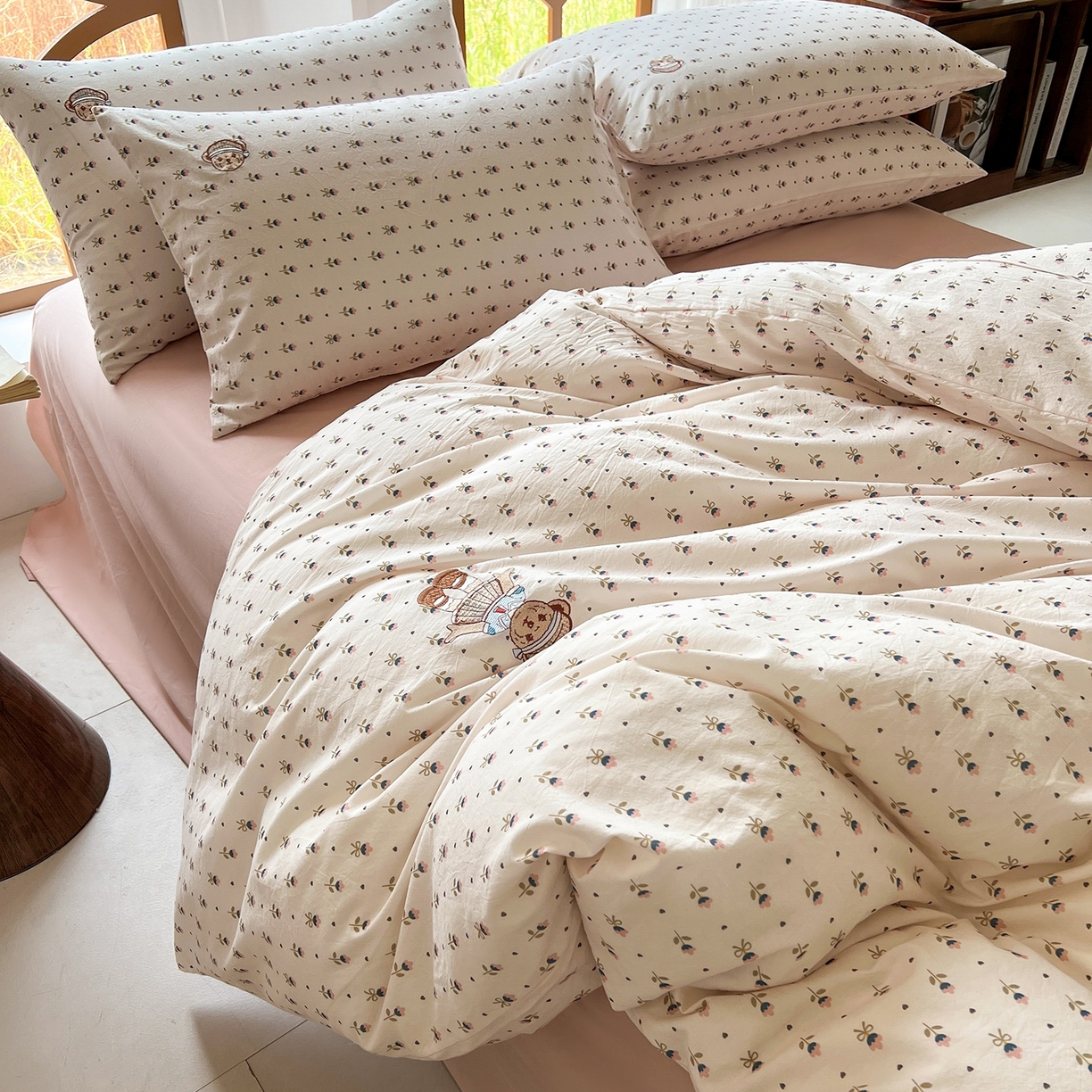 91家纺网 家纺一手货源 找家纺 欣晴家纺 2026新款软糯云朵棉水洗棉刺绣三件套四件套嘟嘟小熊系列（风格1） 晴语