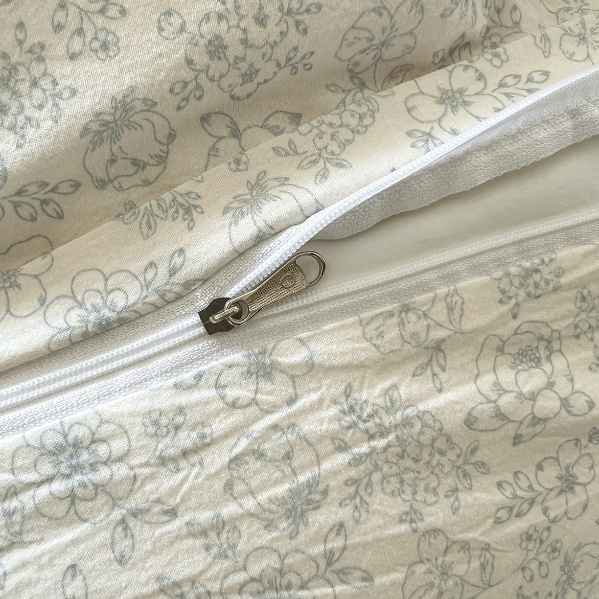 91家纺网 家纺一手货源 找家纺 欣晴家纺 2026新款软糯云朵棉水洗棉刺绣三件套四件套嘟嘟小熊系列（风格1） 清风