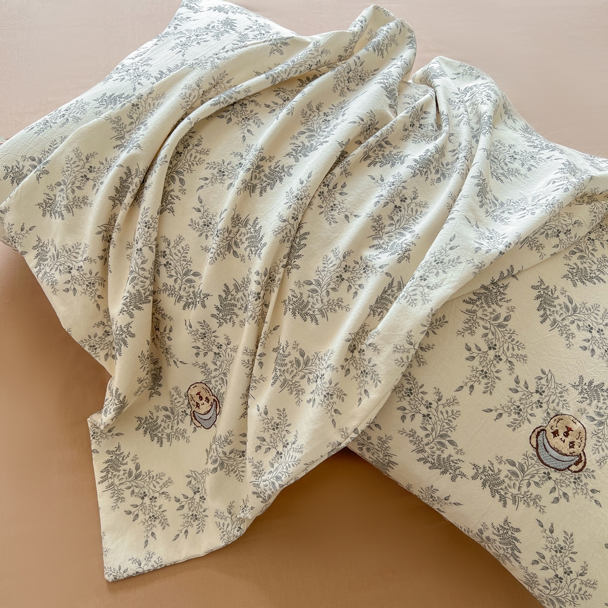 91家纺网 家纺一手货源 找家纺 欣晴家纺 2026新款软糯云朵棉水洗棉刺绣三件套四件套嘟嘟小熊系列（风格1） 芳华