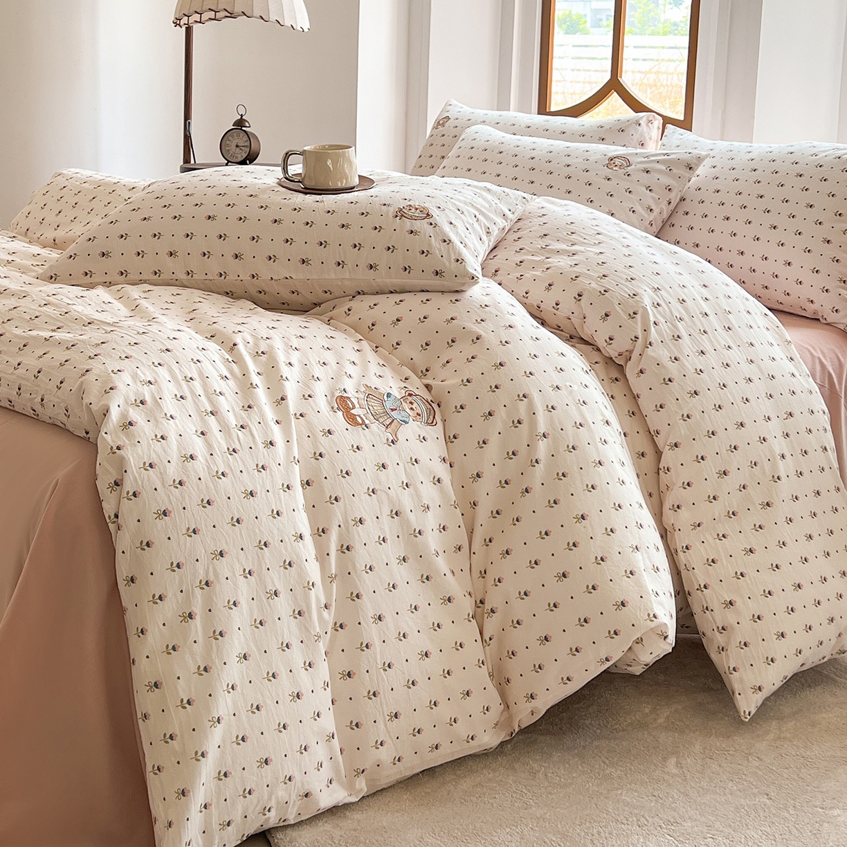 91家纺网 家纺一手货源 找家纺 欣晴家纺 2026新款软糯云朵棉水洗棉刺绣三件套四件套嘟嘟小熊系列（风格1） 晴语