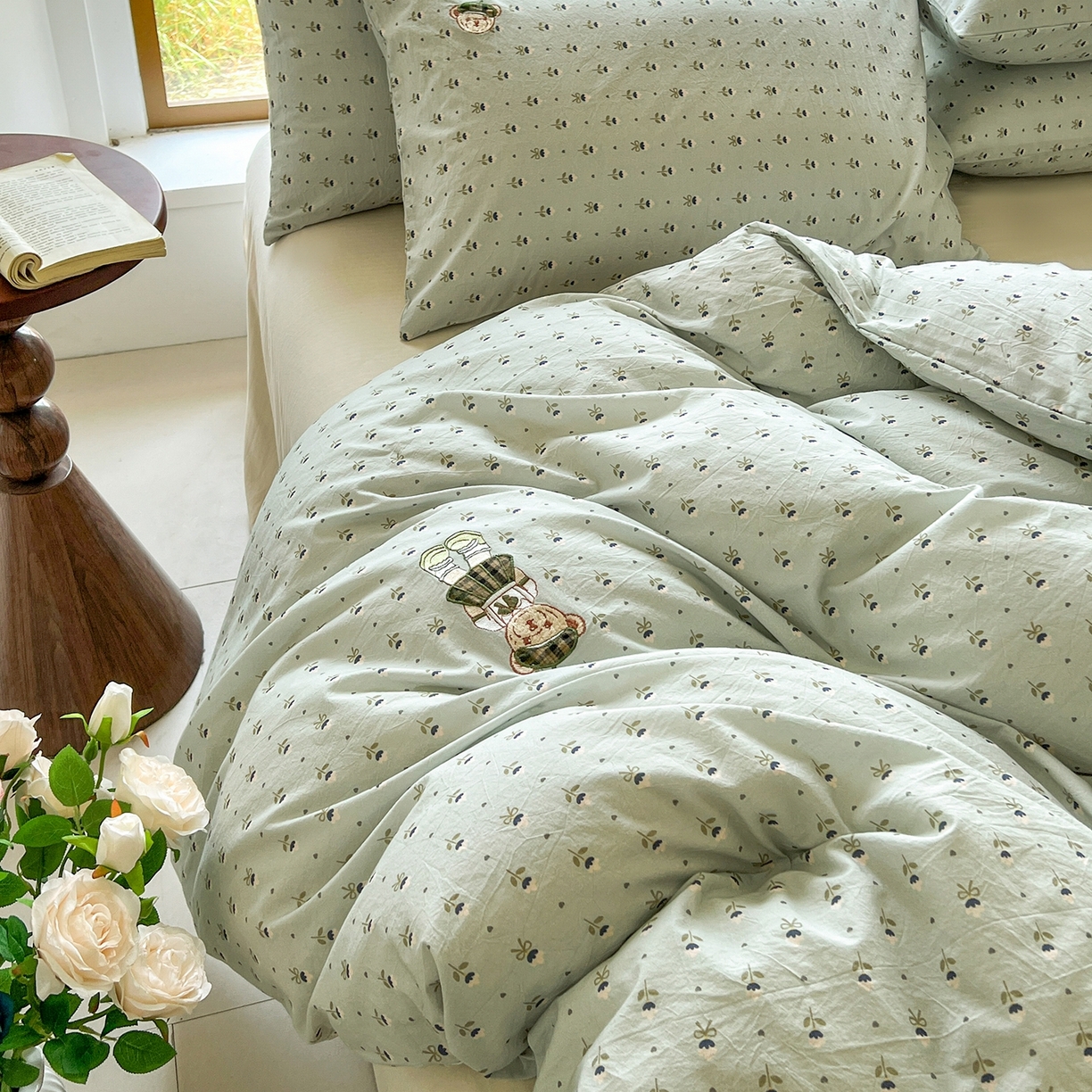 91家纺网 家纺一手货源 找家纺 欣晴家纺 2026新款软糯云朵棉水洗棉刺绣三件套四件套嘟嘟小熊系列（风格1） 花涧