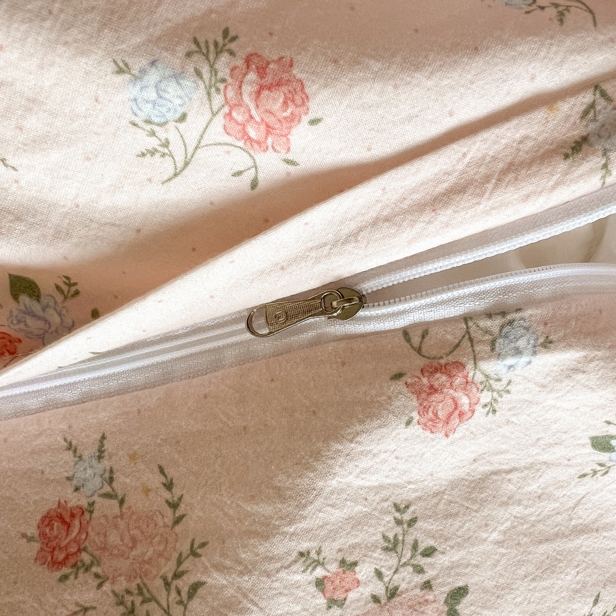 91家纺网 家纺一手货源 找家纺 欣晴家纺 2026新款软糯云朵棉水洗棉刺绣三件套四件套嘟嘟小熊系列（风格1） 花影