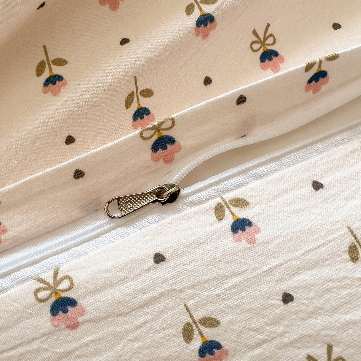 91家纺网 家纺一手货源 找家纺 欣晴家纺 2026新款软糯云朵棉水洗棉刺绣三件套四件套嘟嘟小熊系列（风格1） 晴语