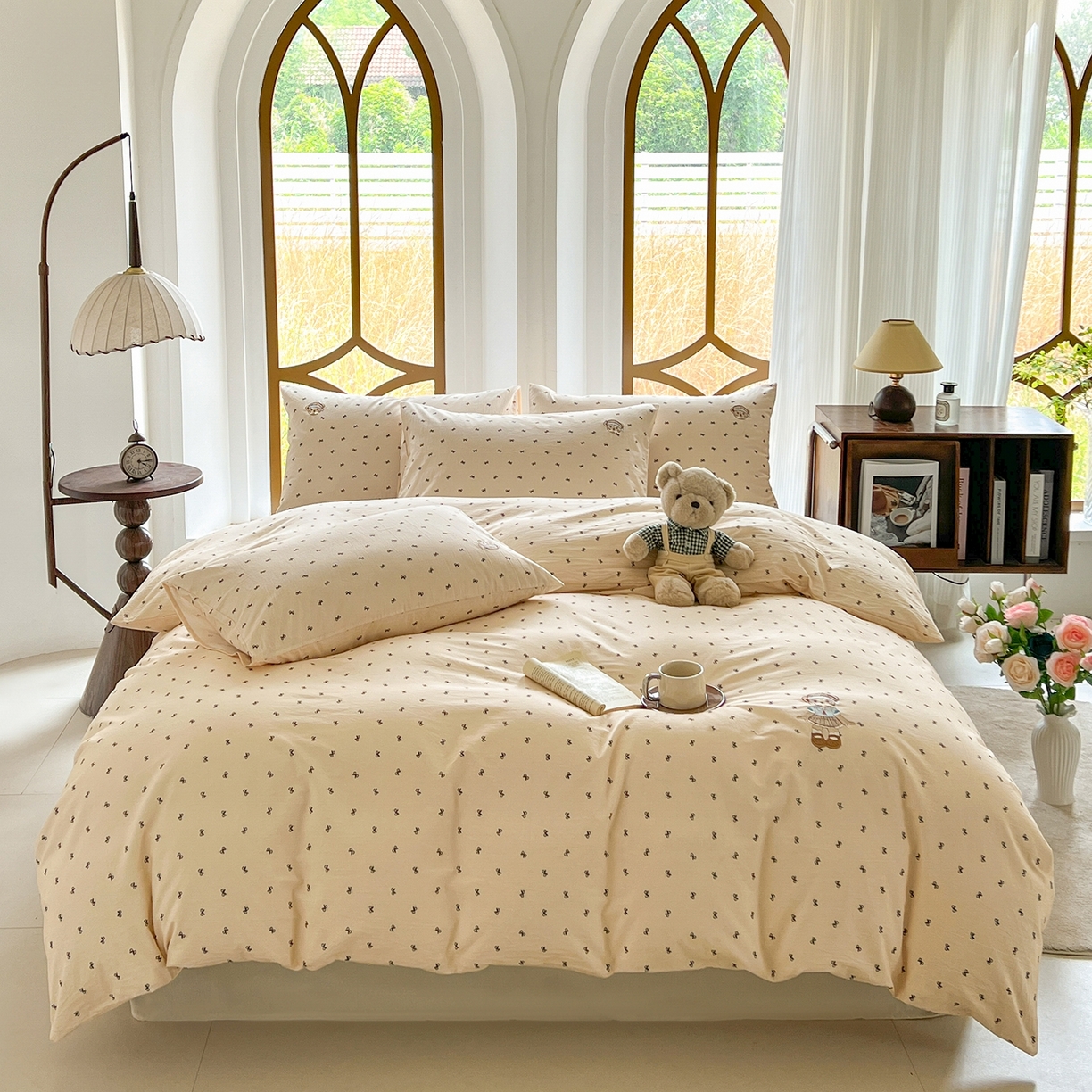 91家纺网 家纺一手货源 找家纺 欣晴家纺 2026新款软糯云朵棉水洗棉刺绣三件套四件套嘟嘟小熊系列（风格1） 邂逅