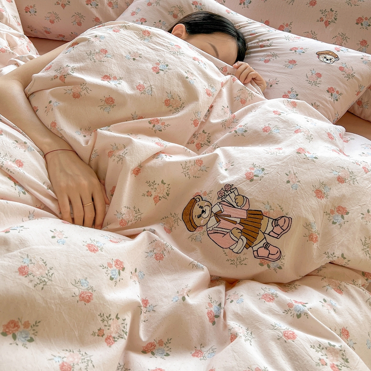 91家纺网 家纺一手货源 找家纺 欣晴家纺 2026新款软糯云朵棉水洗棉刺绣三件套四件套嘟嘟小熊系列（风格1） 花影