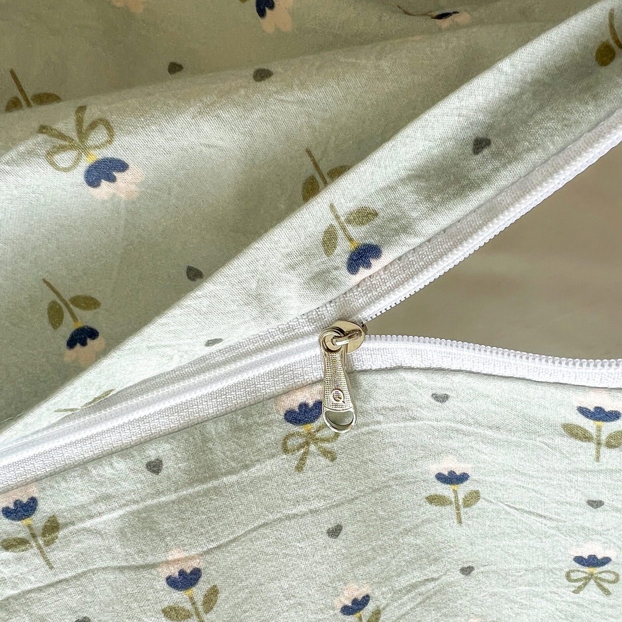 91家纺网 家纺一手货源 找家纺 欣晴家纺 2026新款软糯云朵棉水洗棉刺绣三件套四件套嘟嘟小熊系列（风格1） 花涧