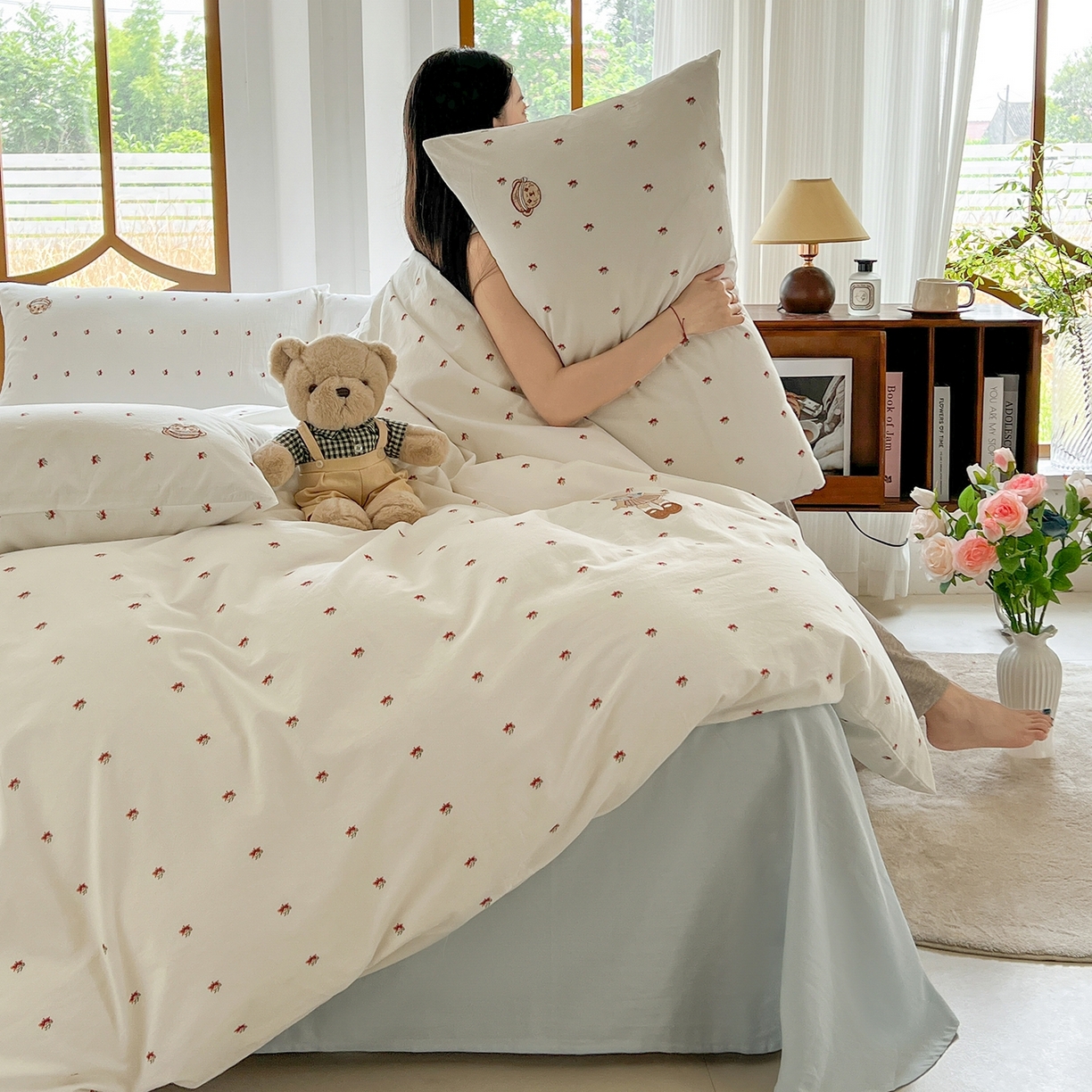 91家纺网 家纺一手货源 找家纺 欣晴家纺 2026新款软糯云朵棉水洗棉刺绣三件套四件套嘟嘟小熊系列（风格1） 流萤