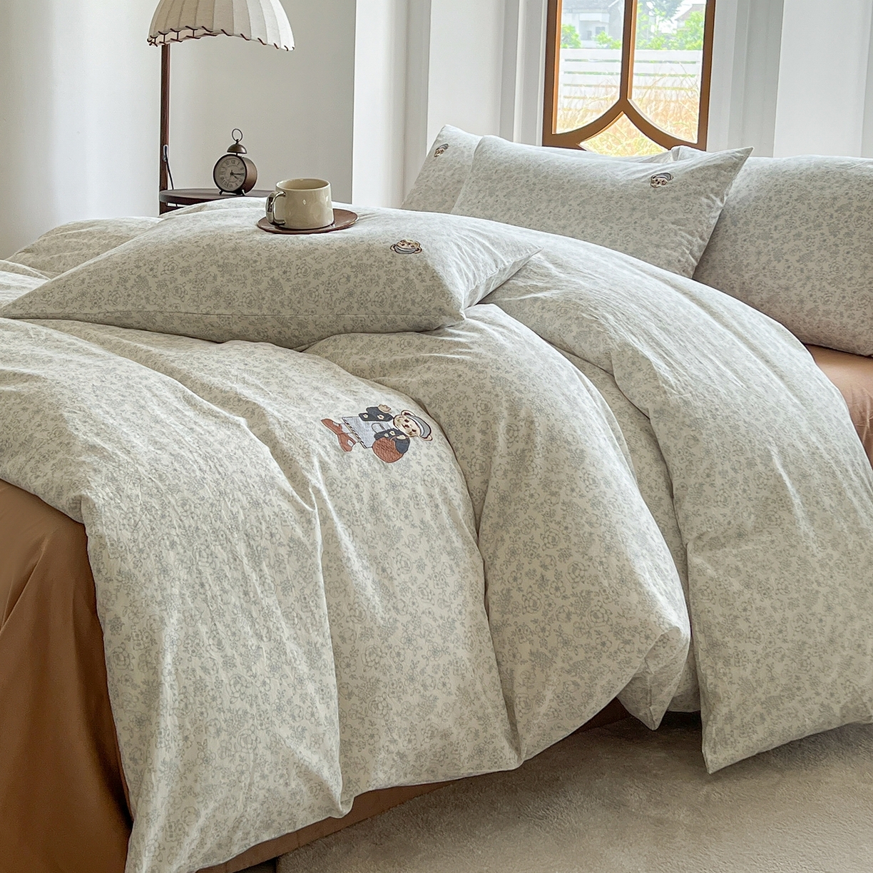 91家纺网 家纺一手货源 找家纺 欣晴家纺 2026新款软糯云朵棉水洗棉刺绣三件套四件套嘟嘟小熊系列（风格1） 清风