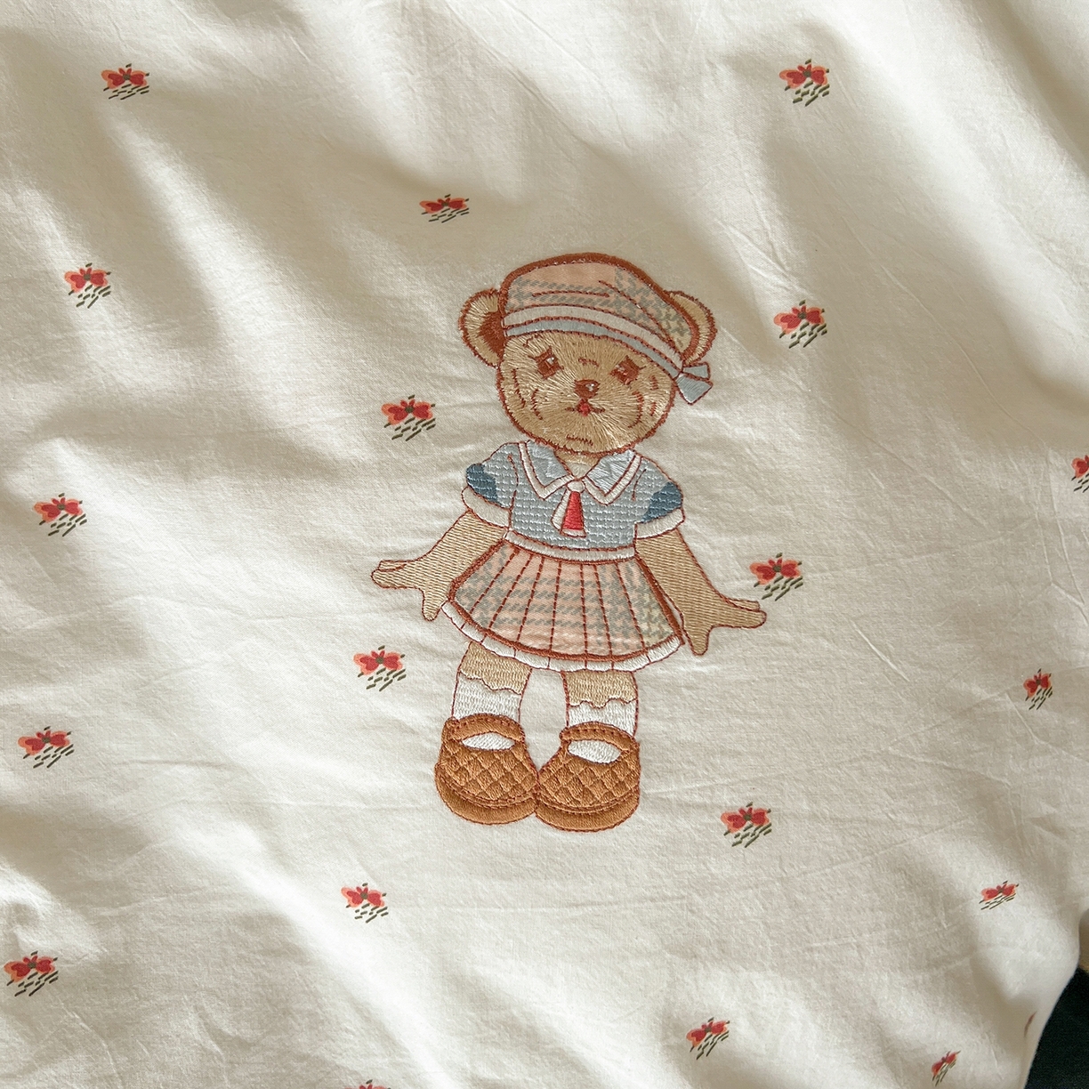 91家纺网 家纺一手货源 找家纺 欣晴家纺 2026新款软糯云朵棉水洗棉刺绣三件套四件套嘟嘟小熊系列（风格1） 流萤