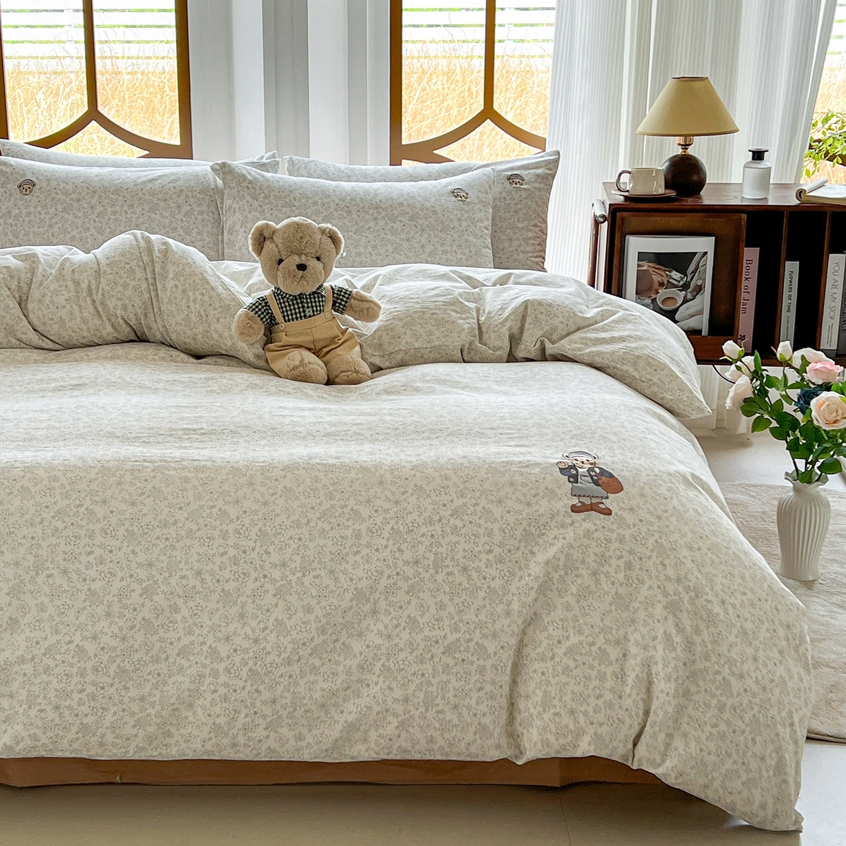 91家纺网 家纺一手货源 找家纺 欣晴家纺 2026新款软糯云朵棉水洗棉刺绣三件套四件套嘟嘟小熊系列（风格1） 清风