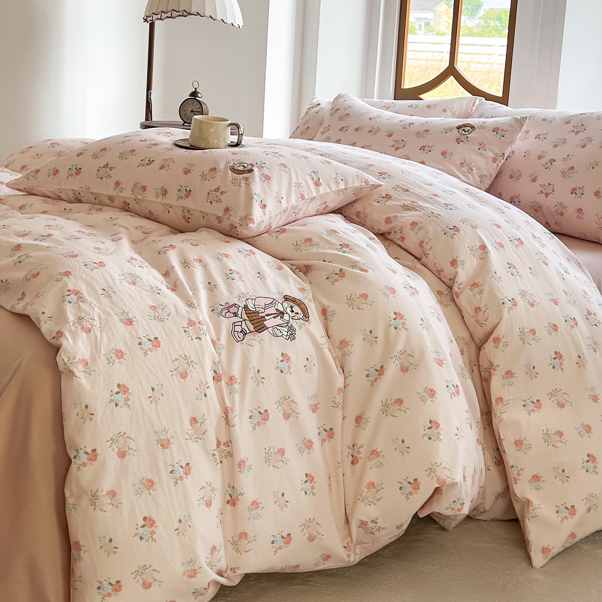 91家纺网 家纺一手货源 找家纺 欣晴家纺 2026新款软糯云朵棉水洗棉刺绣三件套四件套嘟嘟小熊系列（风格1） 花影