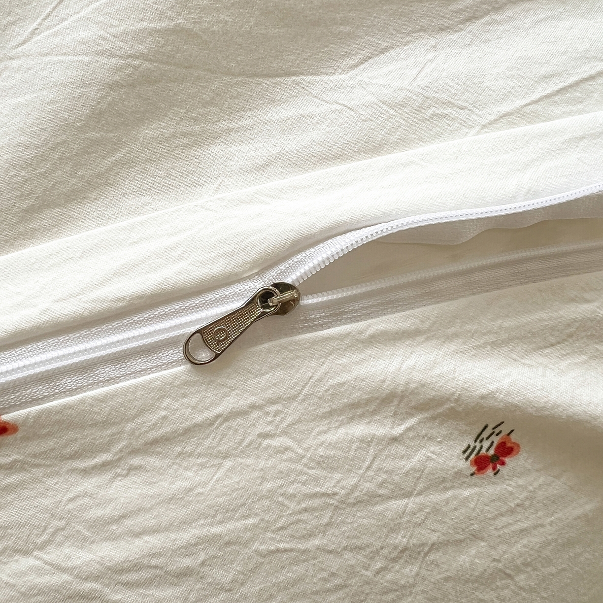 91家纺网 家纺一手货源 找家纺 欣晴家纺 2026新款软糯云朵棉水洗棉刺绣三件套四件套嘟嘟小熊系列（风格1） 流萤