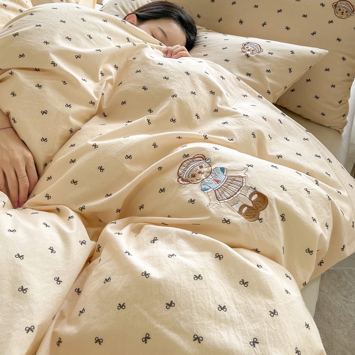 91家纺网 家纺一手货源 找家纺 欣晴家纺 2026新款软糯云朵棉水洗棉刺绣三件套四件套嘟嘟小熊系列（风格1） 邂逅