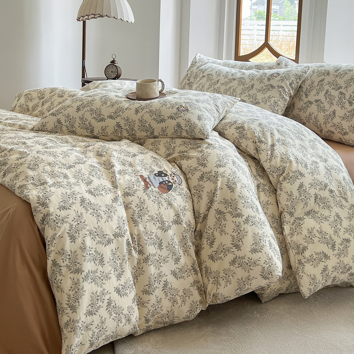 91家纺网 家纺一手货源 找家纺 欣晴家纺 2026新款软糯云朵棉水洗棉刺绣三件套四件套嘟嘟小熊系列（风格1） 芳华