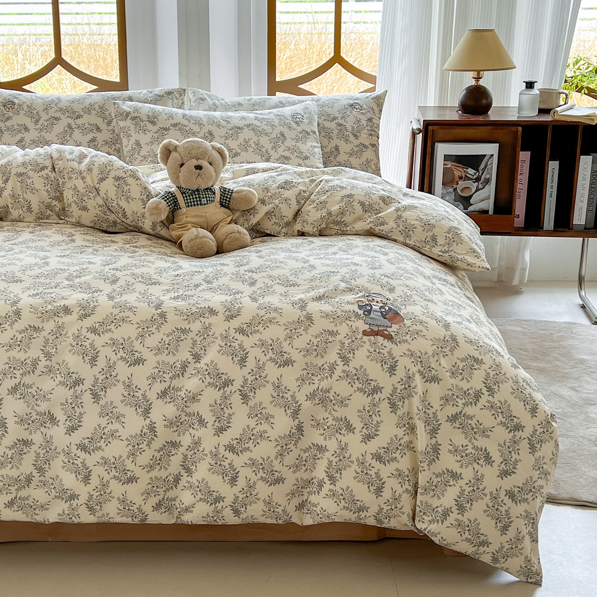 91家纺网 家纺一手货源 找家纺 欣晴家纺 2026新款软糯云朵棉水洗棉刺绣三件套四件套嘟嘟小熊系列（风格1） 芳华