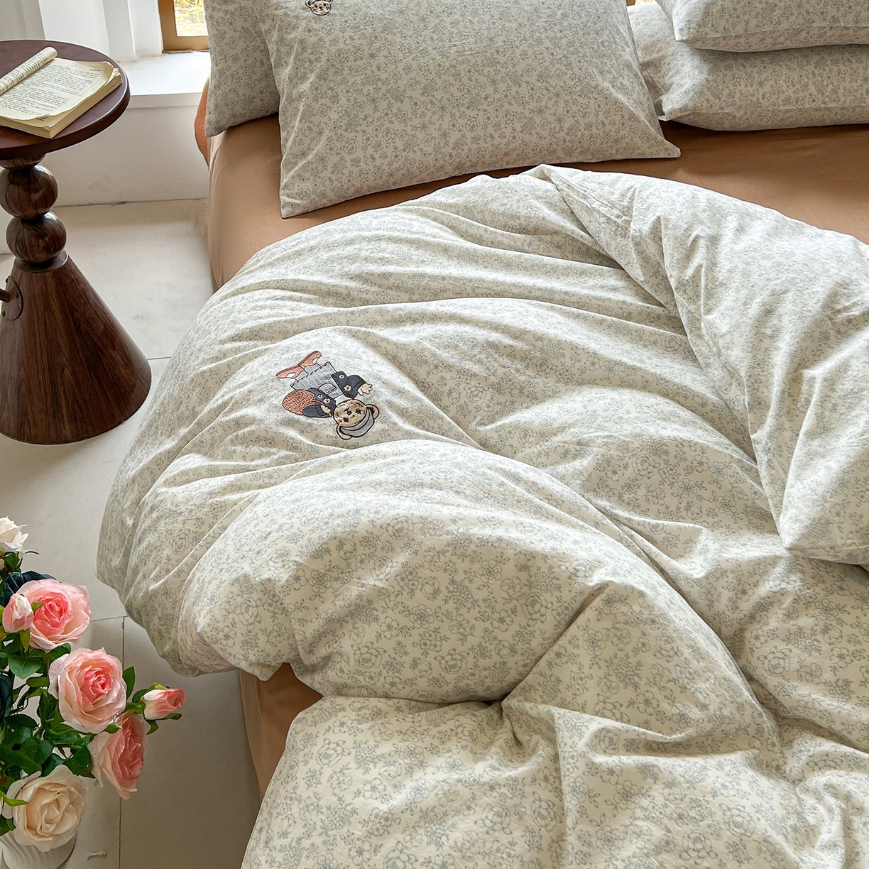 91家纺网 家纺一手货源 找家纺 欣晴家纺 2026新款软糯云朵棉水洗棉刺绣三件套四件套嘟嘟小熊系列（风格1） 清风