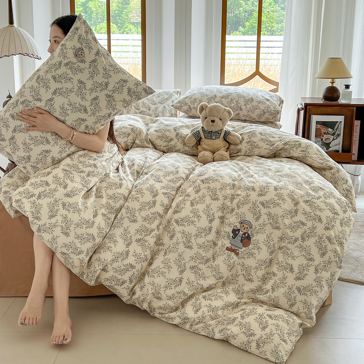 91家纺网 家纺一手货源 找家纺 欣晴家纺 2026新款软糯云朵棉水洗棉刺绣三件套四件套嘟嘟小熊系列（风格1） 芳华