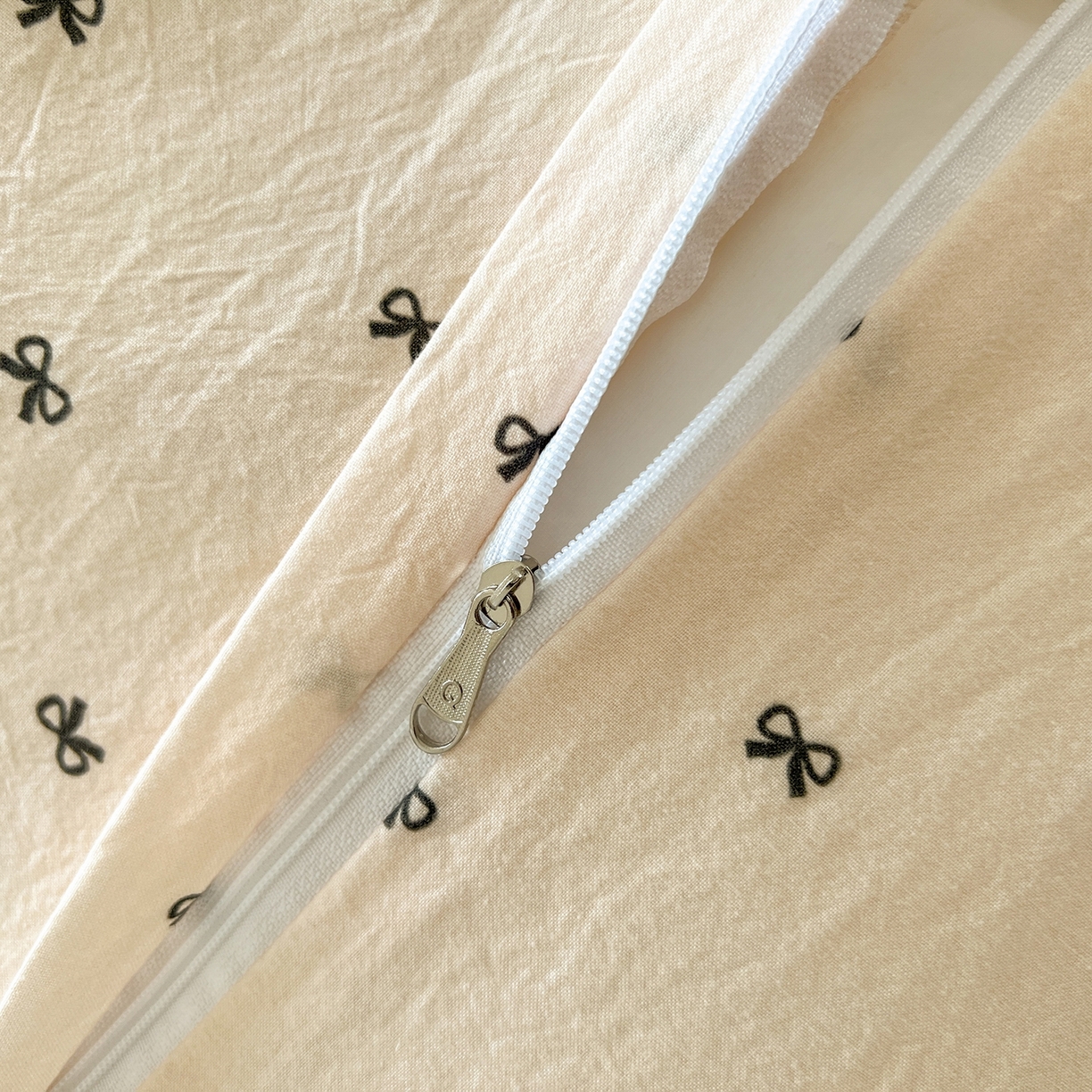 91家纺网 家纺一手货源 找家纺 欣晴家纺 2026新款软糯云朵棉水洗棉刺绣三件套四件套嘟嘟小熊系列（风格1） 邂逅