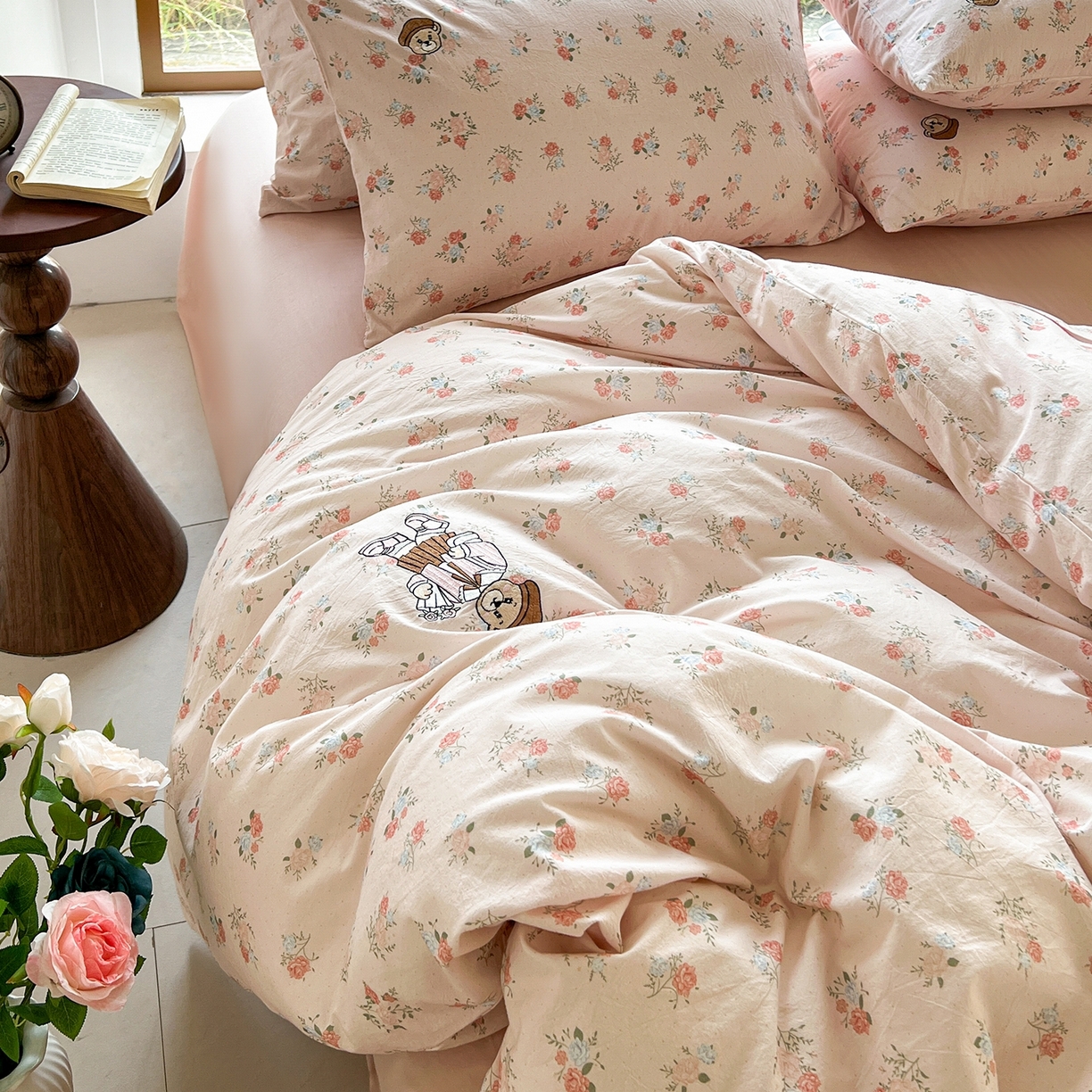 91家纺网 家纺一手货源 找家纺 欣晴家纺 2026新款软糯云朵棉水洗棉刺绣三件套四件套嘟嘟小熊系列（风格1） 花影