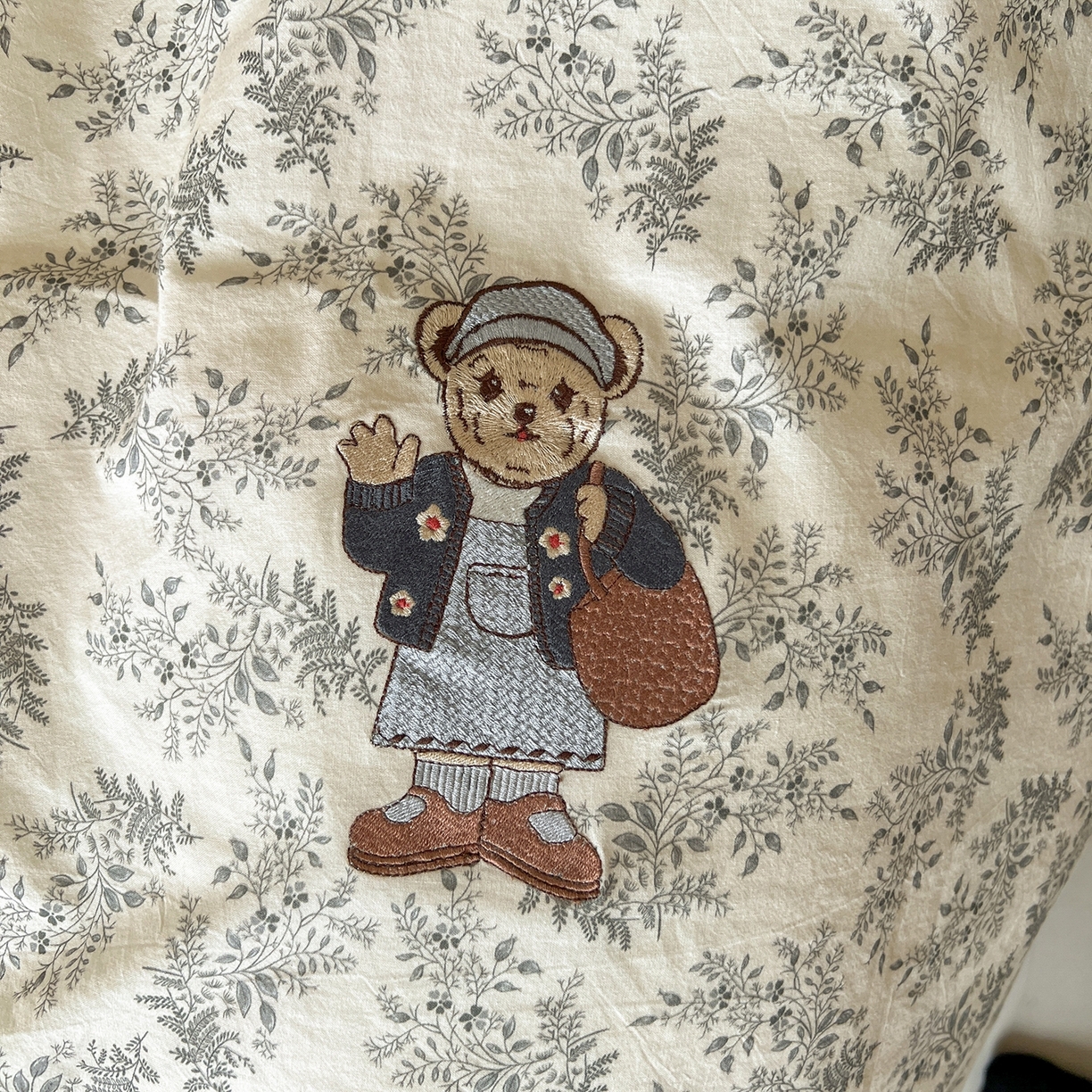 91家纺网 家纺一手货源 找家纺 欣晴家纺 2026新款软糯云朵棉水洗棉刺绣三件套四件套嘟嘟小熊系列（风格1） 芳华