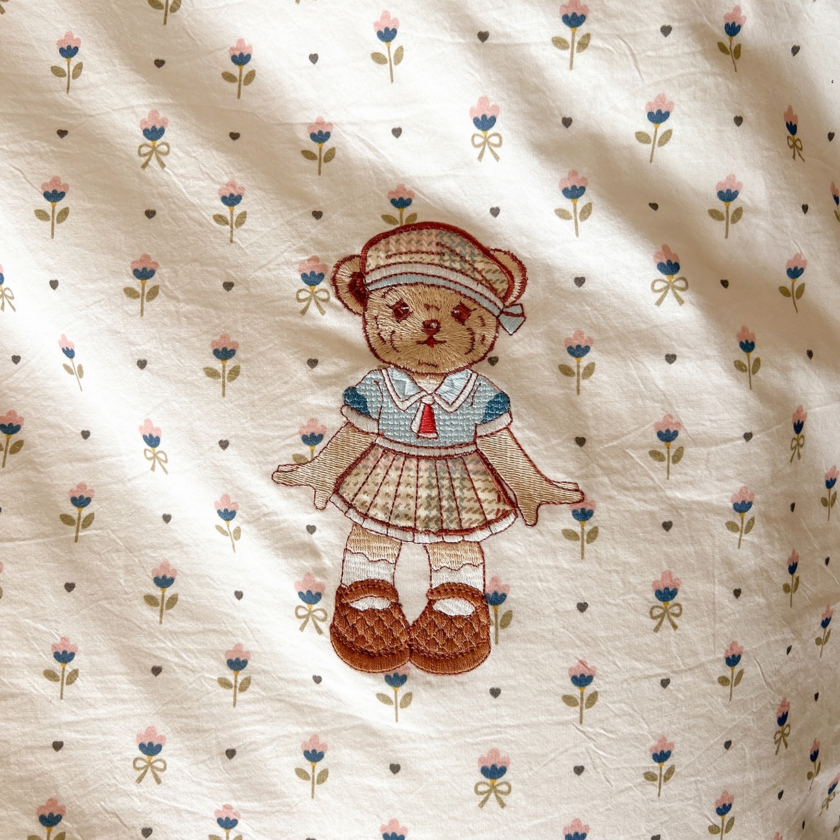 91家纺网 家纺一手货源 找家纺 欣晴家纺 2026新款软糯云朵棉水洗棉刺绣三件套四件套嘟嘟小熊系列（风格1） 晴语