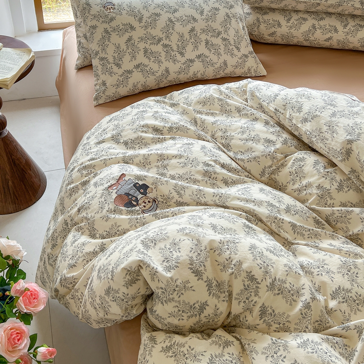 91家纺网 家纺一手货源 找家纺 欣晴家纺 2026新款软糯云朵棉水洗棉刺绣三件套四件套嘟嘟小熊系列（风格1） 芳华