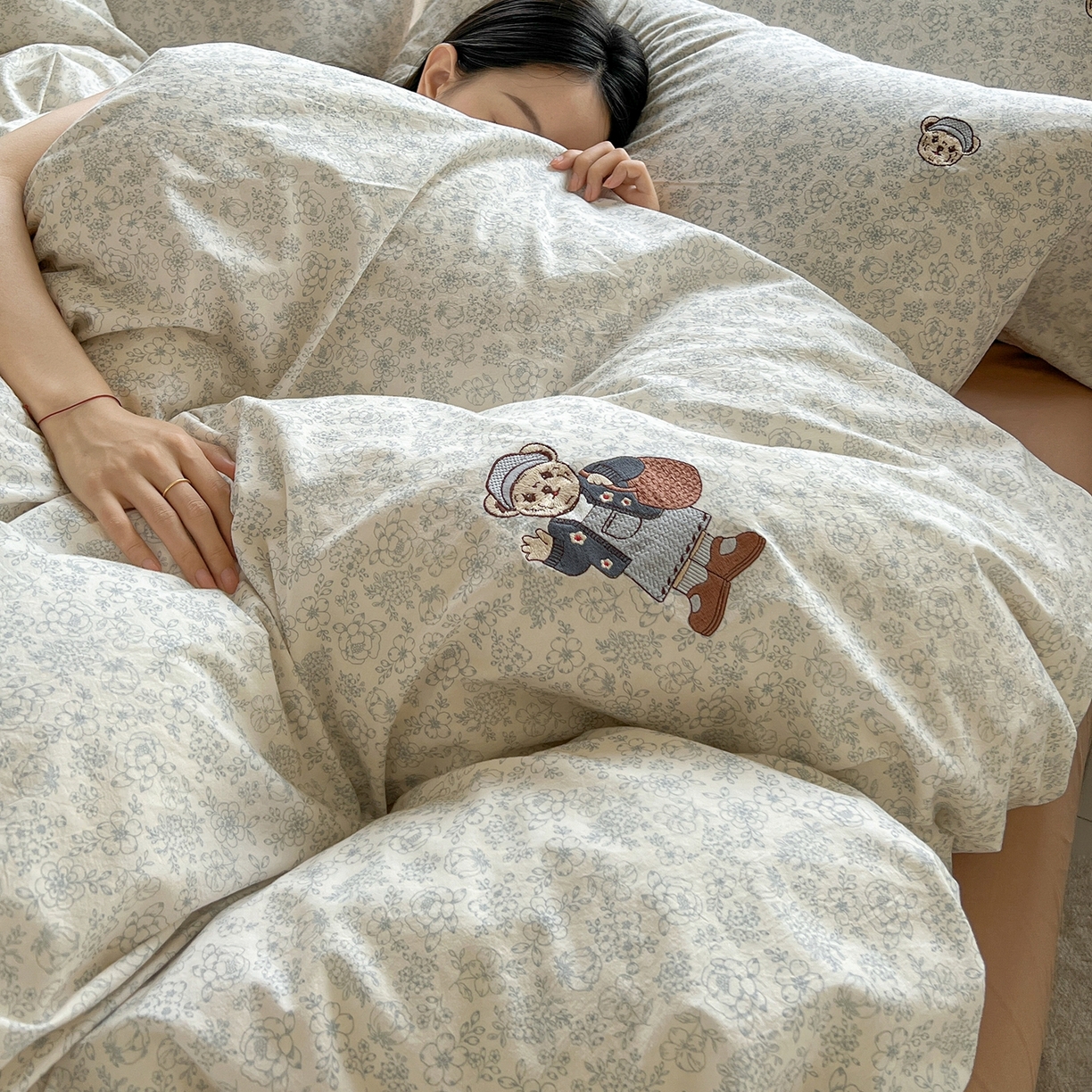 91家纺网 家纺一手货源 找家纺 欣晴家纺 2026新款软糯云朵棉水洗棉刺绣三件套四件套嘟嘟小熊系列（风格1） 清风