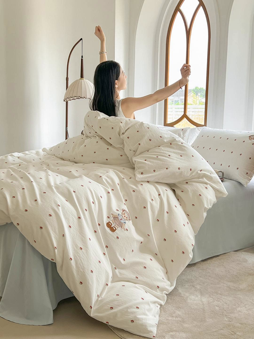 91家纺网 家纺一手货源 找家纺 欣晴家纺 2026新款软糯云朵棉水洗棉刺绣三件套四件套嘟嘟小熊系列（风格1） 流萤