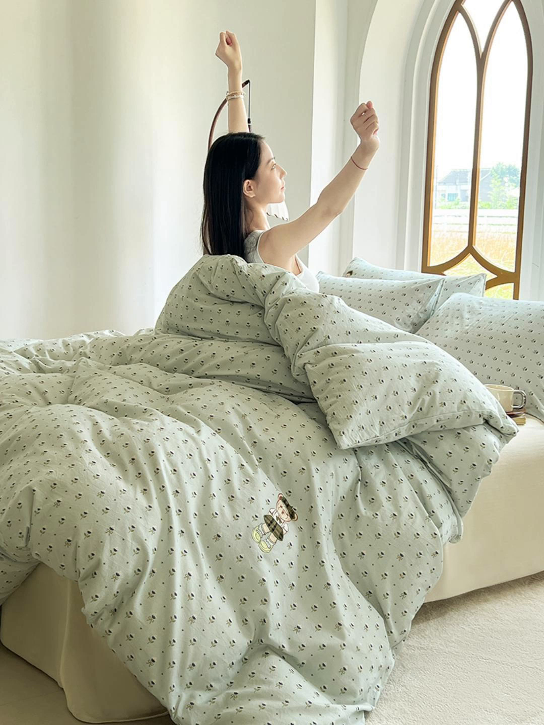 91家纺网 家纺一手货源 找家纺 欣晴家纺 2026新款软糯云朵棉水洗棉刺绣三件套四件套嘟嘟小熊系列（风格1） 花涧