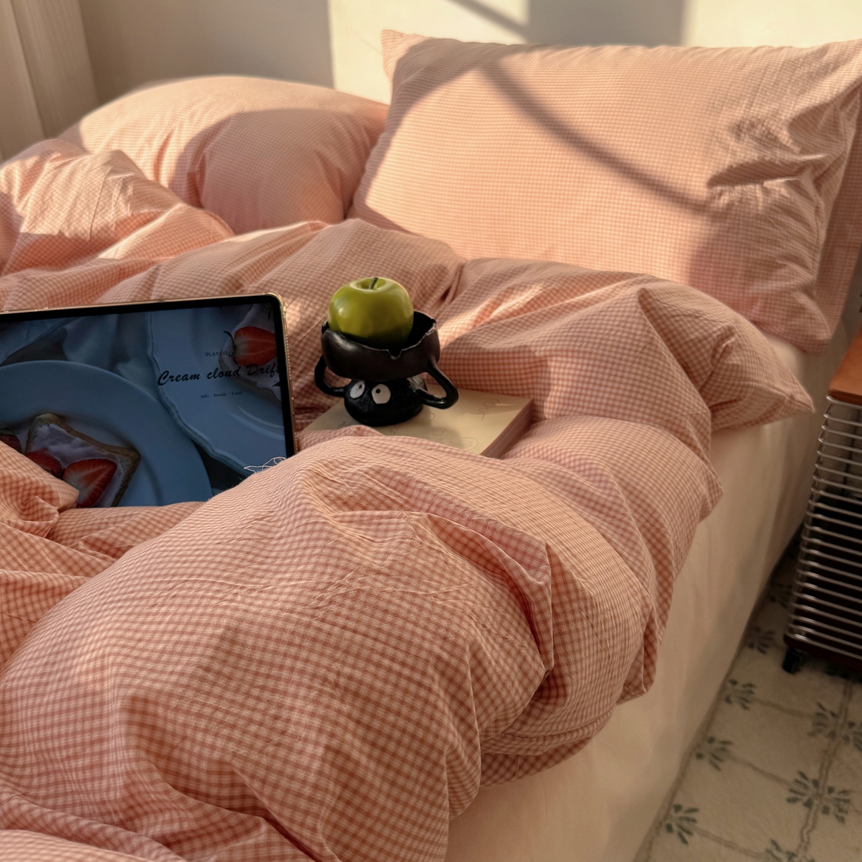 91家纺网 家纺一手货源 找家纺 六巷胡同 2026新款INS博主风A类全棉纯棉色织水洗棉格子四件套 觅影-粉格