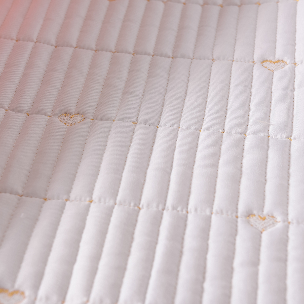 91家纺网 家纺一手货源 找家纺 优品惠 2026新款A类刺绣大豆夹棉床笠 爱心粉