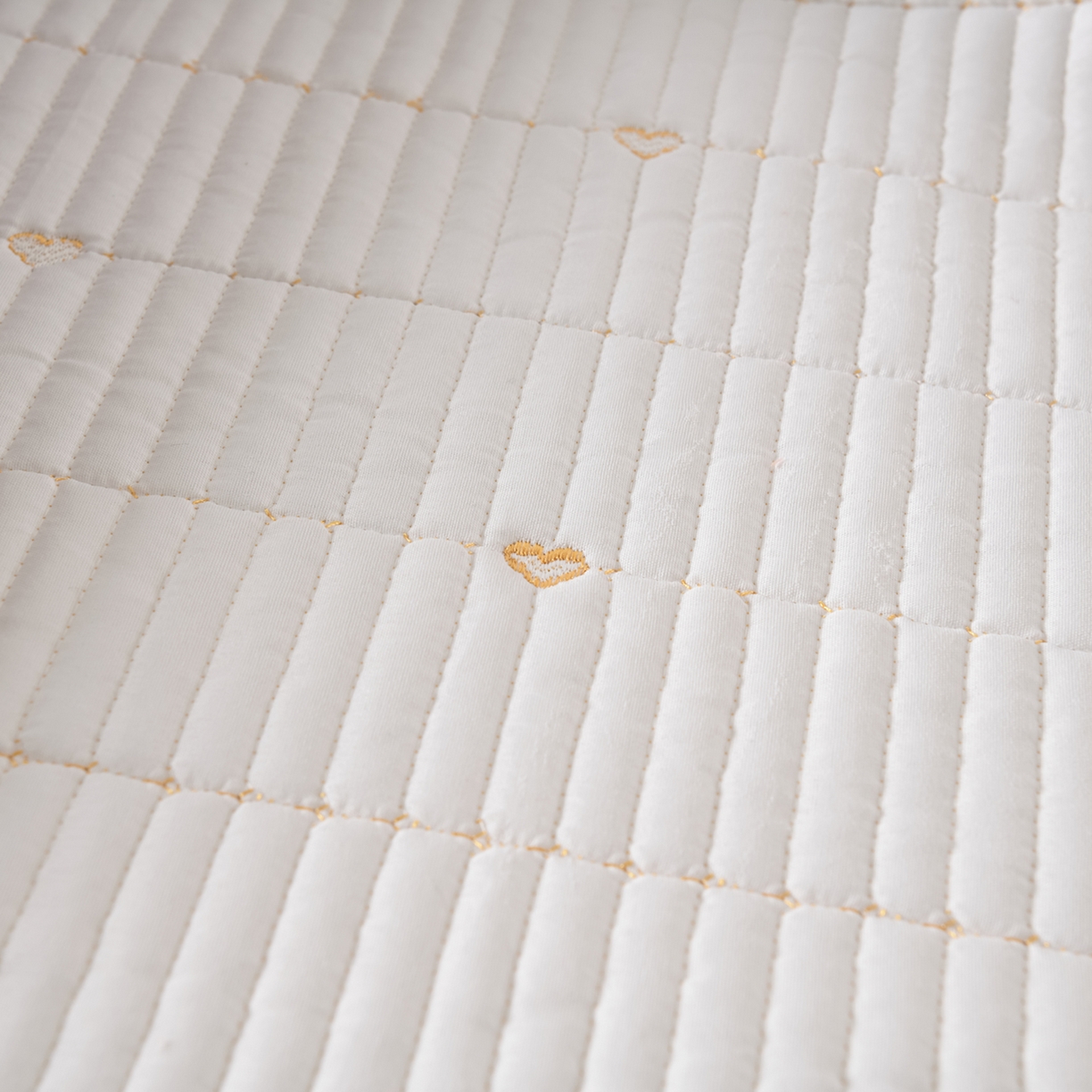 91家纺网 家纺一手货源 找家纺 优品惠 2026新款A类刺绣大豆夹棉床笠 爱心灰