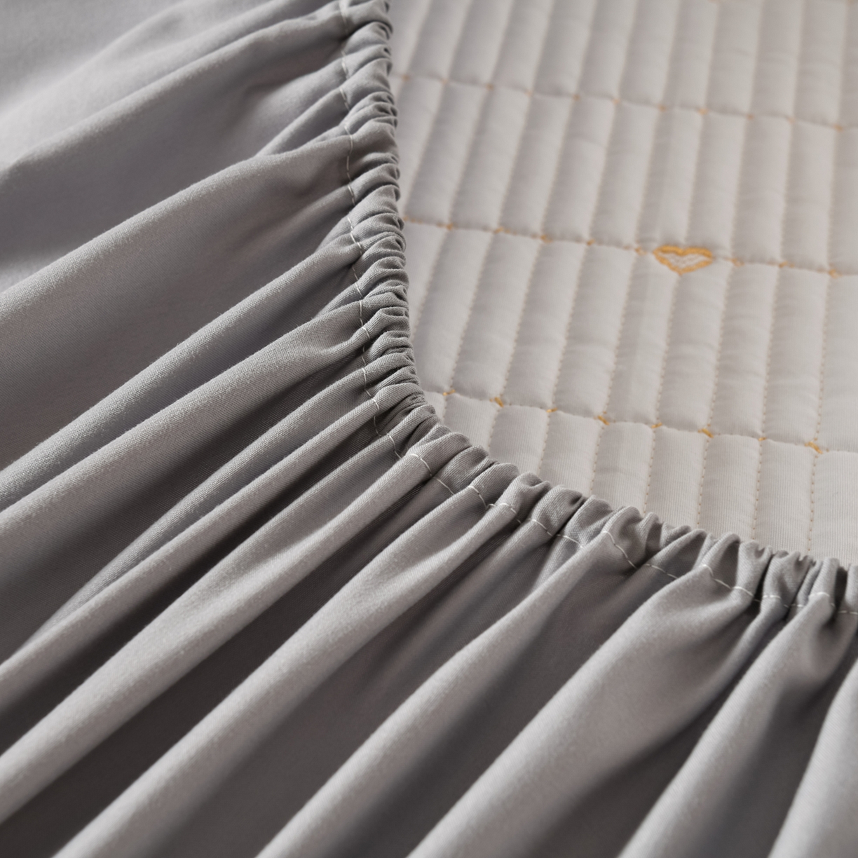 91家纺网 家纺一手货源 找家纺 优品惠 2026新款A类刺绣大豆夹棉床笠 爱心灰