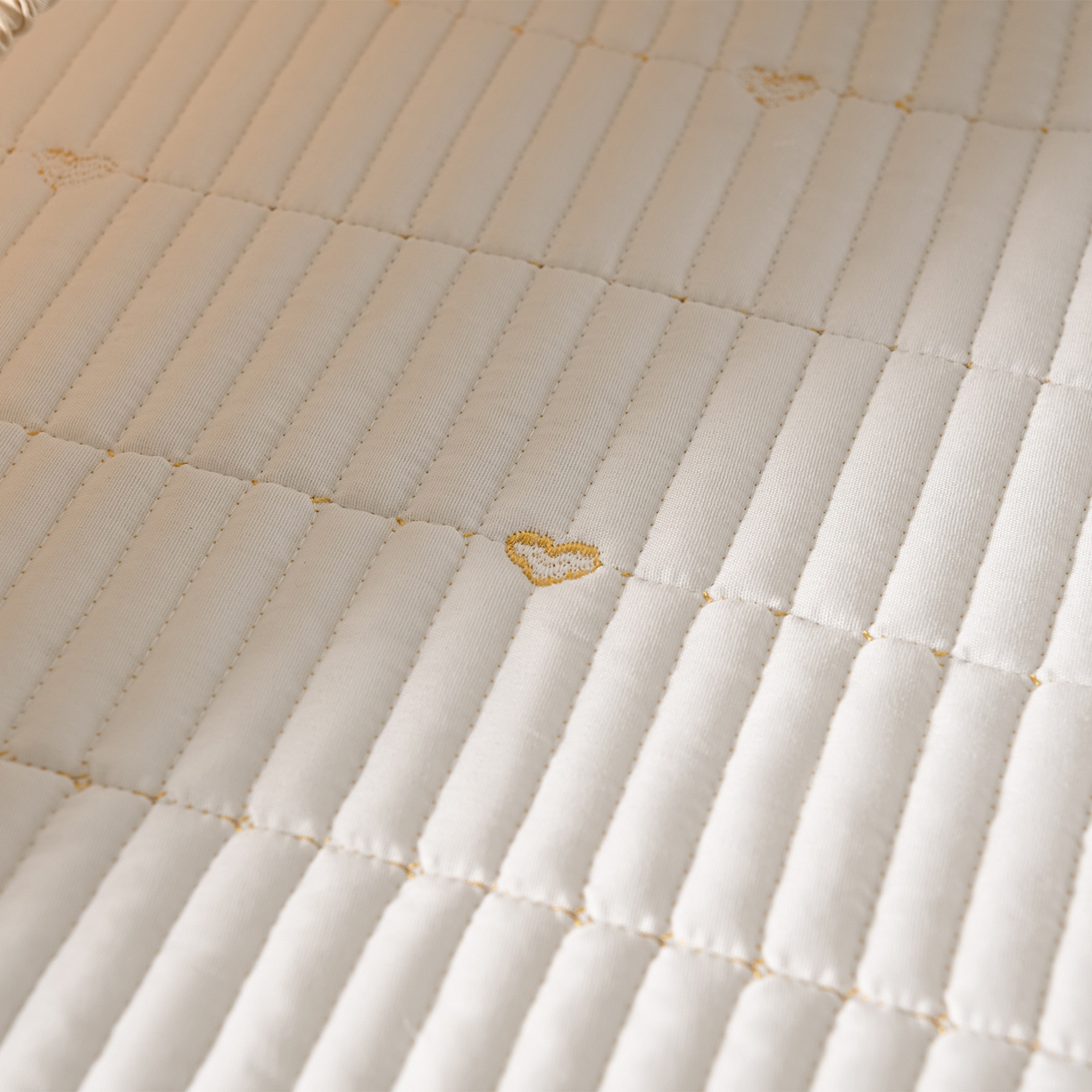 91家纺网 家纺一手货源 找家纺 优品惠 2026新款A类刺绣大豆夹棉床笠 爱心咖