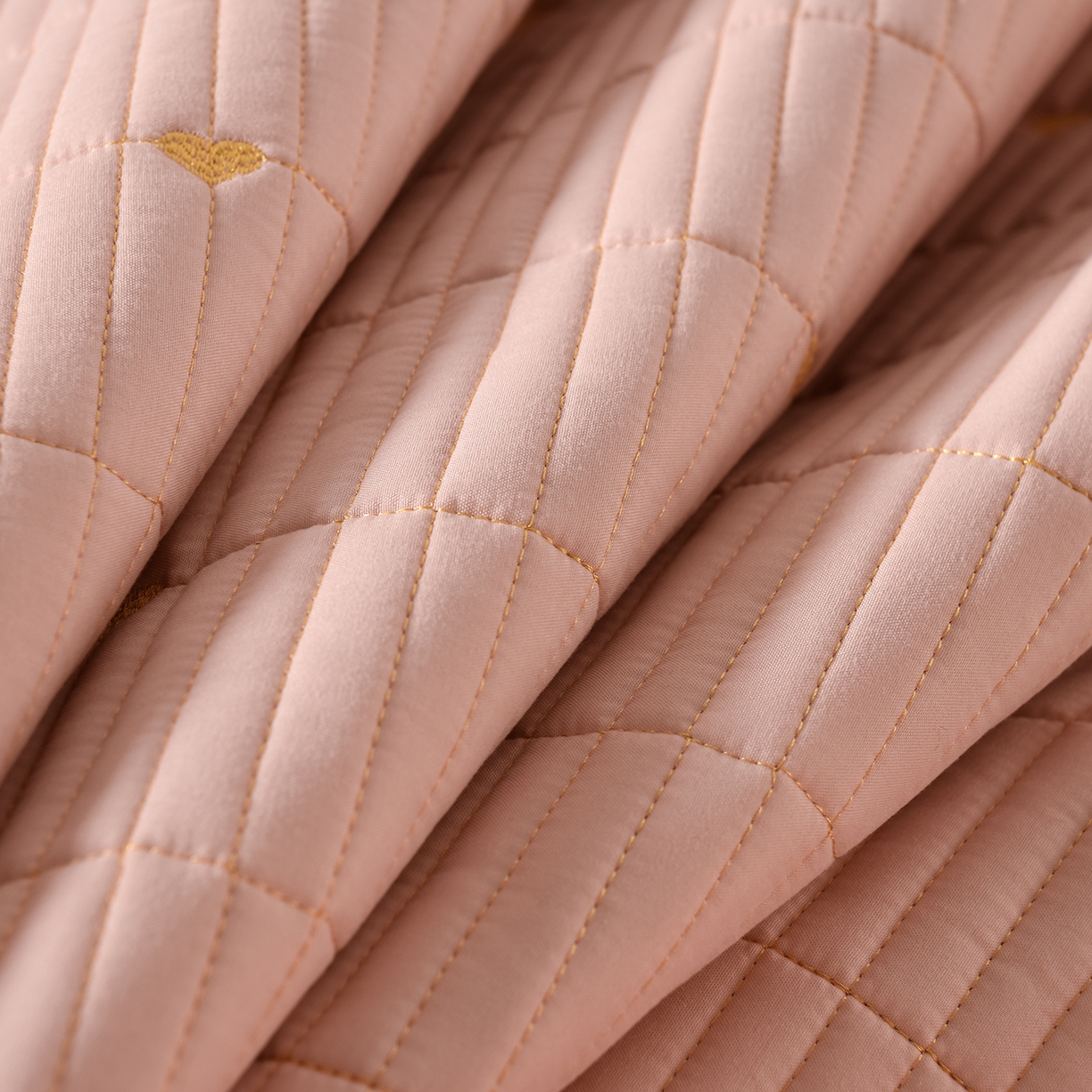 91家纺网 家纺一手货源 找家纺 优品惠 2026新款A类刺绣大豆夹棉床笠 爱心粉