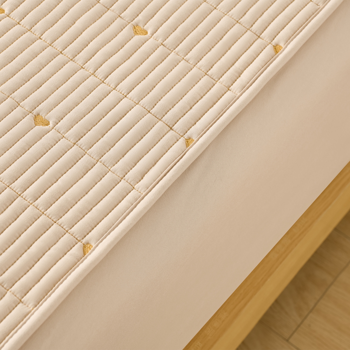 91家纺网 家纺一手货源 找家纺 优品惠 2026新款A类刺绣大豆夹棉床笠 爱心咖