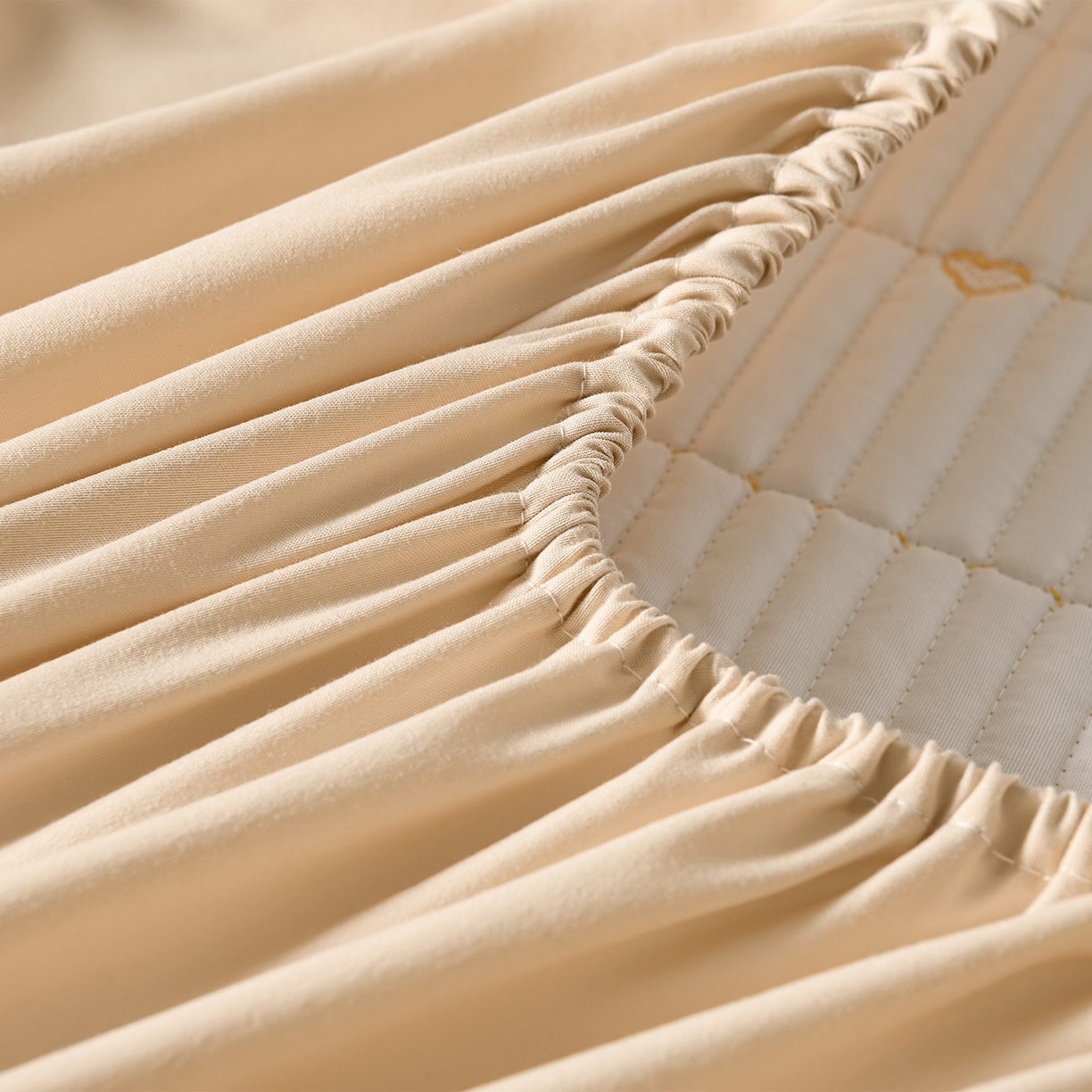 91家纺网 家纺一手货源 找家纺 优品惠 2026新款A类刺绣大豆夹棉床笠 爱心咖