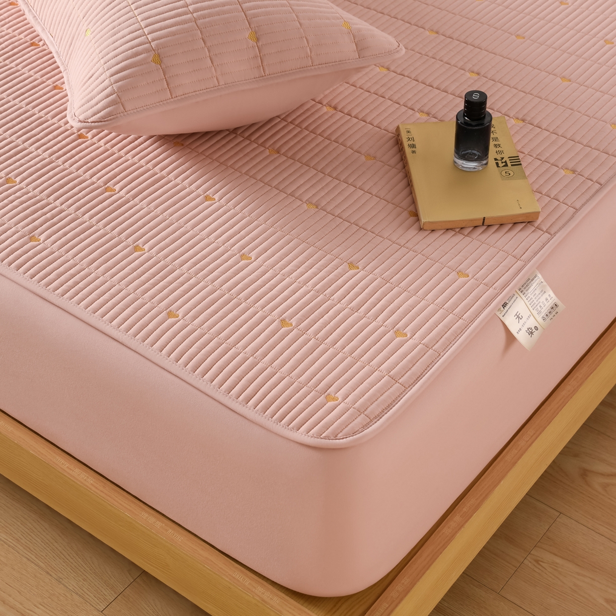 91家纺网 家纺一手货源 找家纺 优品惠 2026新款A类刺绣大豆夹棉床笠 爱心粉