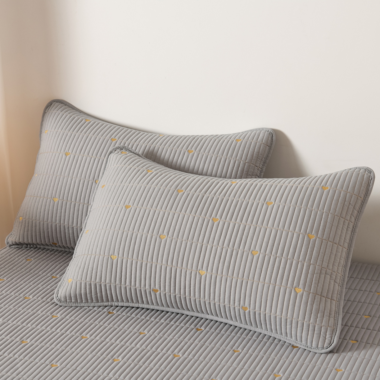 91家纺网 家纺一手货源 找家纺 优品惠 2026新款A类刺绣大豆夹棉床笠 爱心灰