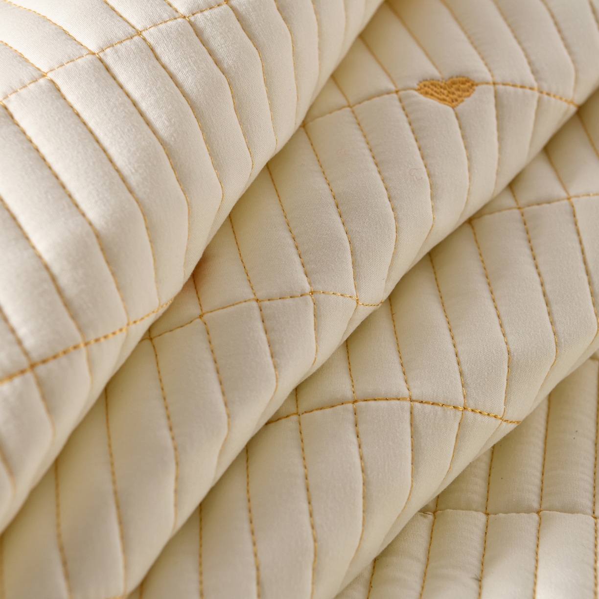 91家纺网 家纺一手货源 找家纺 优品惠 2026新款A类刺绣大豆夹棉床笠 爱心米